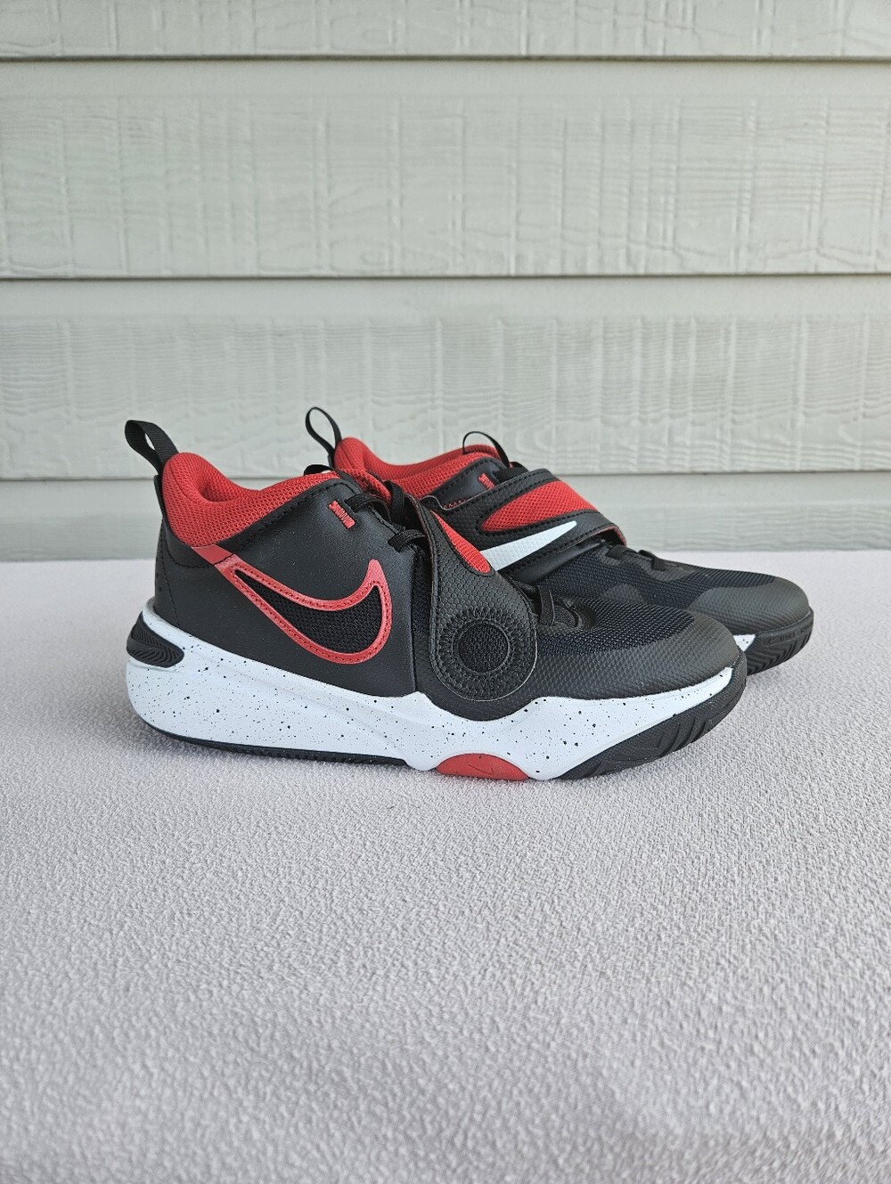 Nike Team Hustle D 11 Basketball Shoes Youth SZ 6Y Black Red DV8996-003